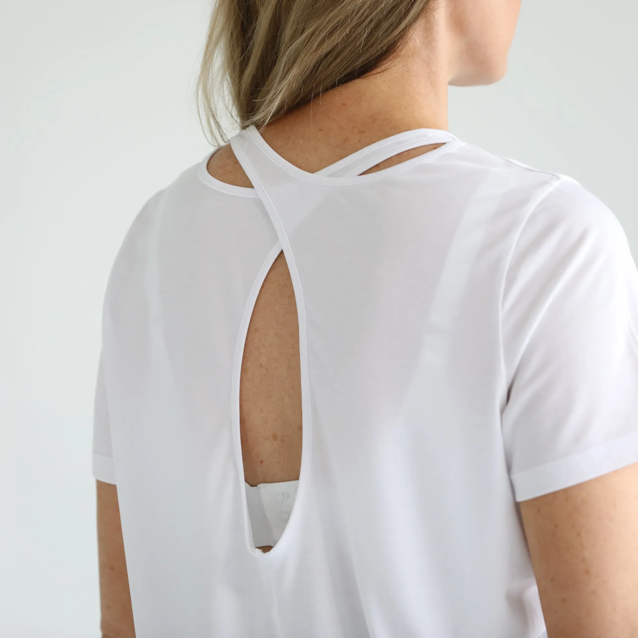 Harper Cross Back Short Sleeve Nursing Tee (Blanc)